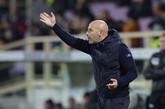 FLORENCE, ITALY - JANUARY 12: Vincenzo Italiano manager of ACF Fiorentina gestures during the Coppa Italia match between ACF Fiorentina and UC Sampdoria at Stadio Artemio Franchi on January 12, 2023 in Florence, Italy. (Photo by Gabriele Maltinti/Getty Images) La soluzione non c’è, ma Italiano la crea: ecco Nico Gonzalez centravanti- immagine 2