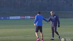 Manaj Kalahkan Palacio, Jovetic dan … Mancini. Di Akhir Laga, Pelatih Memberikan Selamat