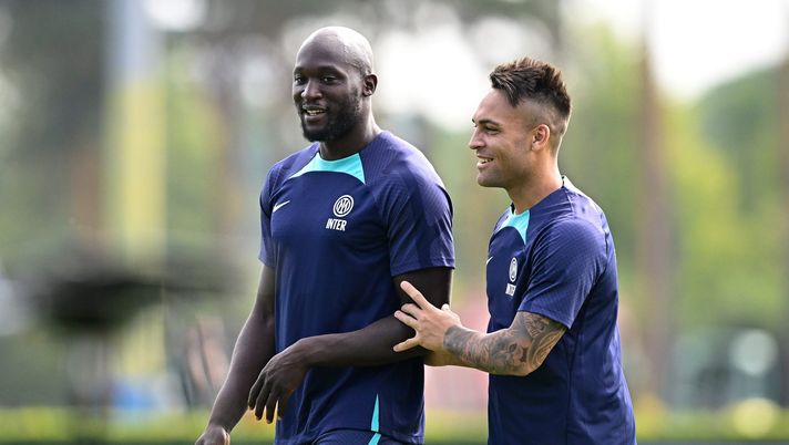 COMO, ITALY - AUGUST 09: Lautaro Martinez of FC Internazionale and Romelu Lukaku of FC Internazionale gesture during the FC Internazionale training session at the club's training ground Suning Training Center at Appiano Gentile on August 09, 2022 in Como, Italy. (Photo by Mattia Ozbot - Inter/Inter via Getty Images) Samp-Inter, Brozovic dal 1′ e capitano. Lautaro in coppia con Lukaku - immagine 1
