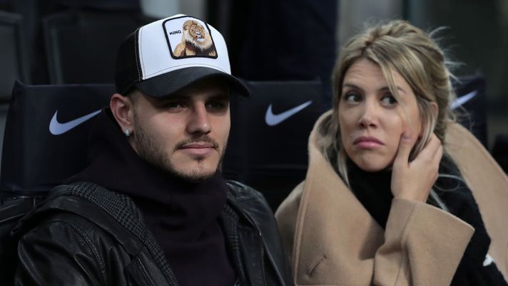 MILAN, ITALY - FEBRUARY 17: Mauro Emanuel Icardi of FC Internazionale and his wife Wanda Nara attend the Serie A match between FC Internazionale and UC Sampdoria at Stadio Giuseppe Meazza on February 17, 2019 in Milan, Italy. (Photo by Emilio Andreoli/Getty Images) PSG, tensione tra Wanda Nara e Antonella Roccuzzo: si evitano a un concerto - immagine 1