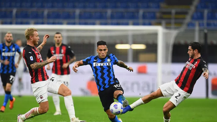 Simon Kjaer e Davide Calabria (difensori AC Milan), qui contro Lautaro Martínez in Inter-Milan 1-2 (Serie A 2020-2021) | AC Milan News (Getty Images)