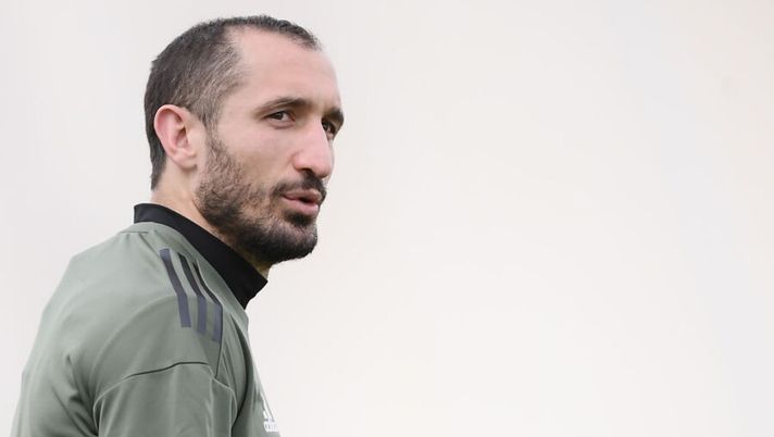 Juventus' defender Giorgio Chiellini attends a training session on the eve of the UEFA Champions League football match Juventus vs Real Madrid on April 2, 2018 at the Juventus training center in Vinovo. (Photo by MARCO BERTORELLO / AFP) (Photo credit should read MARCO BERTORELLO/AFP via Getty Images) La Juve cambia tutto: sette titolari diversi con la Roma, chi torna dal primo minuto - immagine 1