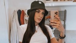 SOCIAL / Valentina Vignali si diverte con un look da ‘terza liceo’: jeans a vita bassa e…
