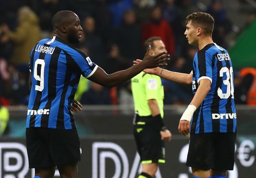 MILAN, ITALY - DECEMBER 21:  Romelu Lukaku of FC Internazionale celebrates with Sebastiano Esposito after scoring the opening goal during the Serie A match between FC Internazionale and Genoa CFC at Stadio Giuseppe Meazza on December 21, 2019 in Milan, Italy.  (Photo by Marco Luzzani - Inter/Inter via Getty Images) 
