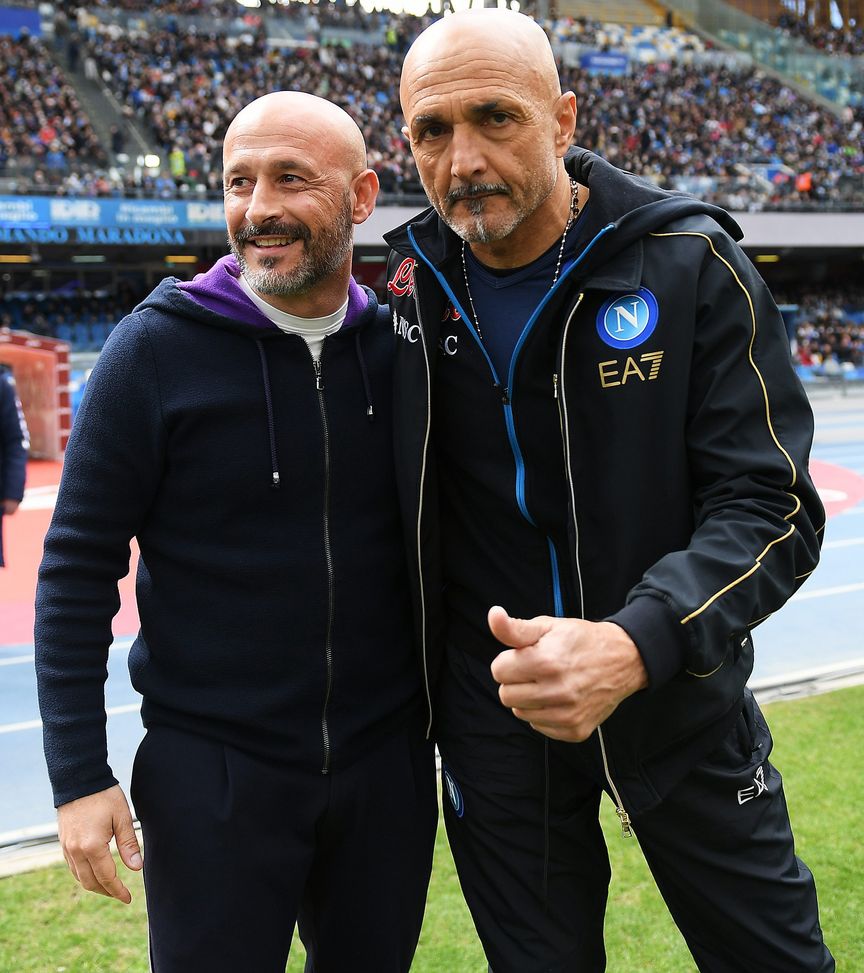 NAPLES, ITALY - APRIL 10: Vincenzo Italiano, Head Coach of Fiorentina and Luciano Spalletti, Head Coach of SSC Napoli pose for a photograph during the Serie A match between SSC Napoli and ACF Fiorentina at Stadio Diego Armando Maradona on April 10, 2022 in Naples, Italy. (Photo by Francesco Pecoraro/Getty Images) ADL, fiducia in Spalletti: “Mai pensato alla sua sostituzione”- immagine 2