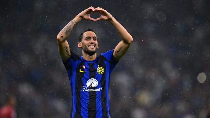 MILAN, ITALY - SEPTEMBER 16: Hakan Calhanoglu of FC Internazionale celebrates after scoring their team's fourth goal during the Serie A TIM match between FC Internazionale and AC Milan at Stadio Giuseppe Meazza on September 16, 2023 in Milan, Italy. (Photo by Mattia Ozbot - Inter/Inter via Getty Images) Inter, la conferma dal derby: il primo rigorista è Calhanoglu e non Lautaro - immagine 1