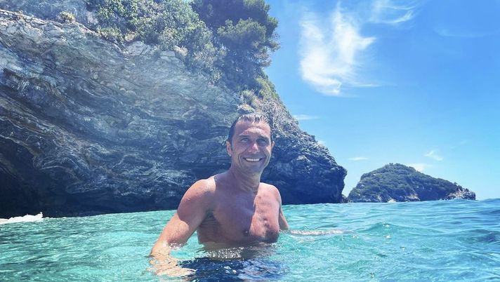 Conte, relax al mare in attesa di una chiamata. Il tecnico si rilassa in vacanza - immagine 1