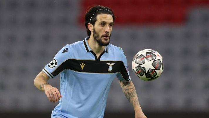 MUNICH, GERMANY - MARCH 17: Luis Alberto of Lazio Rom runs with the ball during the UEFA Champions League Round of 16 match between Bayern München and SS Lazio at Allianz Arena on March 17, 2021 in Munich, Germany. (Photo by Alexander Hassenstein/Getty Images) Gazzetta: “Luis Alberto atteso oggi a Roma per l’incontro con Tare: se si scusa…” - immagine 1