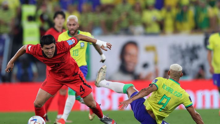 DOHA, QATAR - DECEMBER 05: Minjae Kim of Korea Republic evades the challenge of Richarlison of Brazil during the FIFA World Cup Qatar 2022 Round of 16 match between Brazil and South Korea at Stadium 974 on December 05, 2022 in Doha, Qatar. (Photo by Michael Steele/Getty Images) Troppo Brasile per la Corea del Sud e per Kim: l’azzurro bocciato dai quotidiani - immagine 1