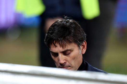  FLORENCE, ITALY - NOVEMBER 30: Vincenzo Montella manager of ACF Fiorentina shows his dejection during the Serie A match between ACF Fiorentina and US Lecce at Stadio Artemio Franchi on November 30, 2019 in Florence, Italy. (Photo by Gabriele Maltinti/Getty Images) 