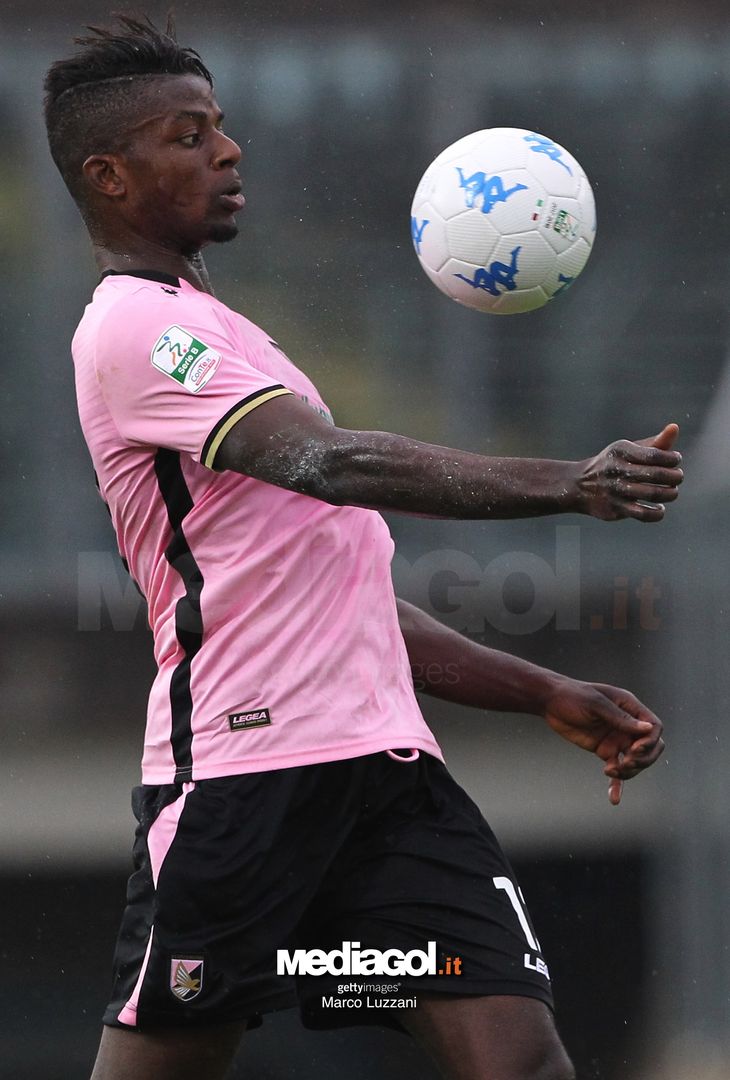  BRESCIA, ITALY - SEPTEMBER 02:  Eddy Gnahore of US Citta di Palermo controls the ball during the Serie B between Brescia Calcio and US Citta di Palermo at Stadio Mario Rigamonti on September 2, 2017 in Brescia, Italy.  (Photo by Marco Luzzani/Getty Images) 