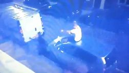 VIDEO / Sneijder sale su un’auto e la danneggia: fermato dalla polizia. Dopo qualche ora…