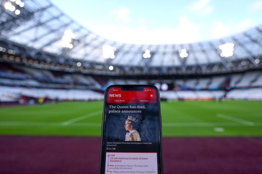 LONDON, ENGLAND - SEPTEMBER 08: A detailed view of an iPhone screen displaying the news after it was announced that Queen Elizabeth II has passed away today prior to the UEFA Europa Conference League group B match between West Ham United and FCSB at London Stadium on September 08, 2022 in London, England. (Photo by Richard Heathcote/Getty Images) Inghilterra, la FSA: “Stop alla Premier? Rimborsate i tifosi, c’erano altri modi per onorare Elisabetta II” - immagine 1