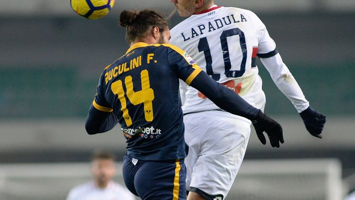 VERONA, ITALY - DECEMBER 04:  Franco Zuculini (L) of Hellas Verona competes with Gianluca Lapadula of Genoa CFC during the Serie A match between Hellas Verona FC and Genoa CFC at Stadio Marc'Antonio Bentegodi on December 4, 2017 in Verona, Italy.  (Photo by Dino Panato/Getty Images) 