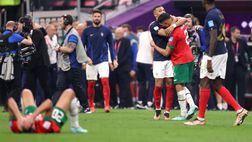 Marocco eliminato. Mbappé consola Hakimi e sfila con la sua maglia