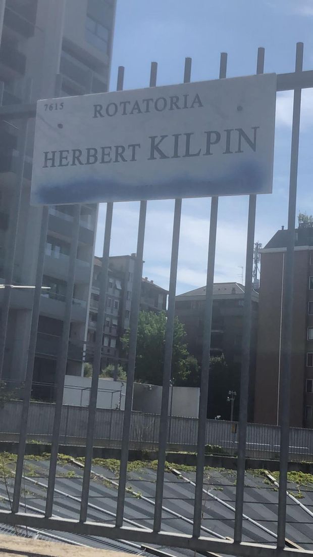 Milano imbrattata: quel blu non se ne va dalla targa di Herbert Kilpin- immagine 2