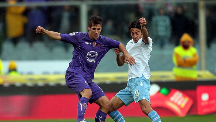 FLORENCE, ITALY - OCTOBER 28: Stevan Jovetic (L) of ACF Fiorentina fights for the ball with Giuseppe Biava of SS Lazio during the Serie A match between ACF Fiorentina and S.S. Lazio at Stadio Artemio Franchi on October 28, 2012 in Florence, Italy.  (Photo by Gabriele Maltinti/Getty Images) 