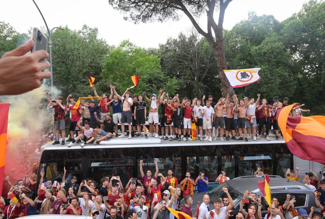 Roma, il popolo giallorosso in festa visto dal pullman della squadra – FOTO GALLERY - immagine 80