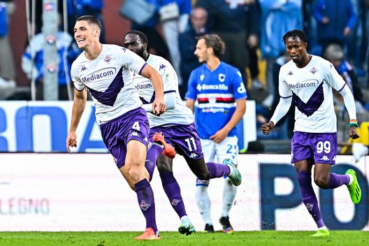 GENOA, ITALY - NOVEMBER 06: Nikola Milenkovic of Fiorentina (L) celebrates with his team-mates after scoring a goal during the Serie A match between UC Sampdoria and ACF Fiorentina at Stadio Luigi Ferraris on November 6, 2022 in Genoa, Italy. (Photo by Simone Arveda/Getty Images) Cecchi: “Milenkovic come la torre di Maratona. Questa è una Fiorentina atipica”- immagine 2