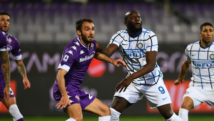 FLORENCE, ITALY - FEBRUARY 05:  Romelu Lukaku of FC Internazionale competes for the ball with German Pezzella of ACF Fiorentina during the Serie A match between ACF Fiorentina  and FC Internazionale at Stadio Artemio Franchi on February 05, 2021 in Florence, Italy. (Photo by Claudio Villa - Inter/Inter via Getty Images) 