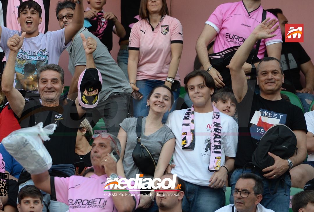 Fototifo, i tifosi allo stadio per Palermo-Feralpisaló 1-0 (gallery) - immagine 84