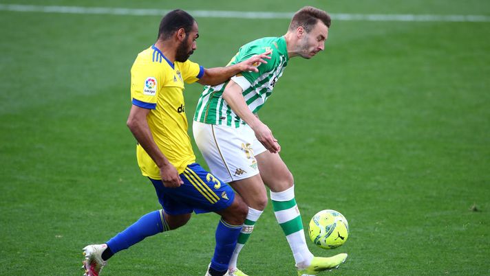 CADIZ, SPAIN - FEBRUARY 28: Loren Moron of Real Betis battles for possession with Fali of Cadiz CF during the La Liga Santander match between Cadiz CF and Real Betis at Estadio Ramon de Carranza on February 28, 2021 in Cadiz, Spain. Sporting stadiums around Spain remain under strict restrictions due to the Coronavirus Pandemic as Government social distancing laws prohibit fans inside venues resulting in games being played behind closed doors. (Photo by Fran Santiago/Getty Images) CADIZ, SPAIN - FEBRUARY 28: Loren Moron of Real Betis battles for possession with Fali of Cadiz CF during the La Liga Santander match between Cadiz CF and Real Betis at Estadio Ramon de Carranza on February 28, 2021 in Cadiz, Spain. Sporting stadiums around Spain remain under strict restrictions due to the Coronavirus Pandemic as Government social distancing laws prohibit fans inside venues resulting in games being played behind closed doors. (Photo by Fran Santiago/Getty Images)