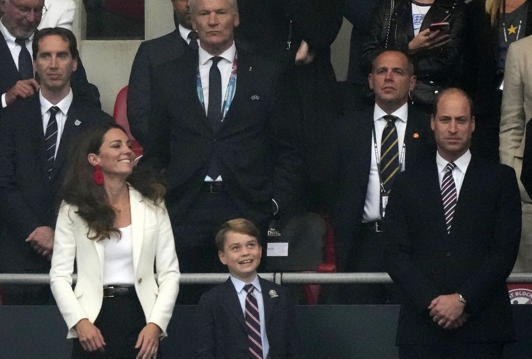  LONDON, ENGLAND - JULY 11: Prince William, President of the Football Association along with Catherine, Duchess of Cambridge look on prior to the UEFA Euro 2020 Championship Final between Italy and England at Wembley Stadium on July 11, 2021 in London, England. (Photo by Frank Augstein - Pool/Getty Images) 