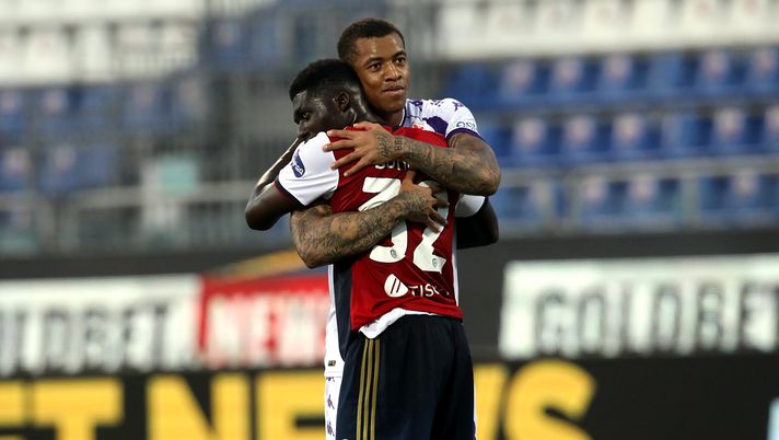 CAGLIARI, ITALY - MAY 12:  Alfred Duncan of Cagliari and Igor of Fiorentina during the Serie A match between Cagliari Calcio  and ACF Fiorentina at Sardegna Arena on May 12, 2021 in Cagliari, Italy. (Photo by Enrico Locci/Getty Images) 