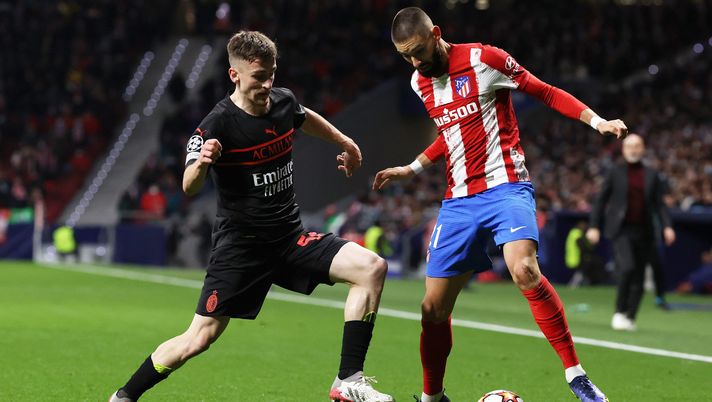 MADRID, SPAIN - NOVEMBER 24: Yannick Ferreira Carrasco of Atletico Madrid battles for possession with Alexis Saelemaekers of AC Milan during the UEFA Champions League group B match between Atletico Madrid and AC Milan at Wanda Metropolitano on November 24, 2021 in Madrid, Spain. (Photo by Gonzalo Arroyo Moreno/Getty Images) Sonck su Saelemaekers: “È forte, sennò mica giocherebbe nel Milan” | PM - immagine 1