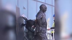 VIDEO / Old Trafford, il poster di CR7 viene rimosso