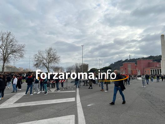 Lazio-Roma, tensione fuori l’Olimpico: ferito un agente di Polizia- immagine 2