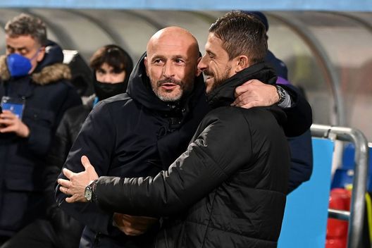 REGGIO NELL'EMILIA, ITALY - FEBRUARY 26: Vincenzo Italiano head coach of ACF Fiorentina embraces Alessio Dionisi head coach of US Sassuolo during the Serie A match between US Sassuolo and ACF Fiorentina at Mapei Stadium - Citta' del Tricolore on February 26, 2022 in Reggio nell'Emilia, Italy. (Photo by Alessandro Sabattini/Getty Images) Dionisi stupito: “Le riserve della Fiorentina più forti dei titolari”- immagine 2