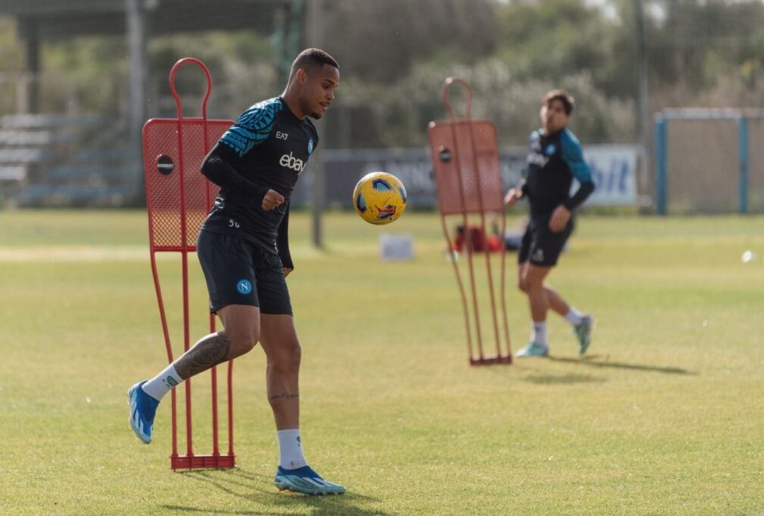 Continuano gli allenamenti dei ragazzi agli ordini di mister Mazzarri in preparazione alla sfida di sabato pomeriggio al Maradona contro il Genoa