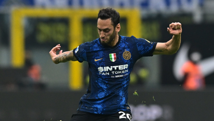 Calhanoglu in macchina, lo insultano: il nerazzurro risponde con le tre dita del derby Calhanoglu in macchina, lo insultano: il nerazzurro risponde con le tre dita del derby - immagine 1