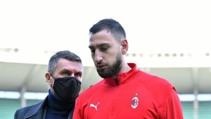 VERONA, ITALY - MARCH 07: Paolo Maldini and Gianluigi Donnarumma of AC Milan during the Serie A match between Hellas Verona FC and AC Milan at Stadio Marcantonio Bentegodi on March 07, 2021 in Verona, Italy. (Photo by Alessandro Sabattini/Getty Images) CorSera: “Dove va Donnarumma? Chi c’è davvero in vantaggio nella corsa per Gigio” - immagine 1