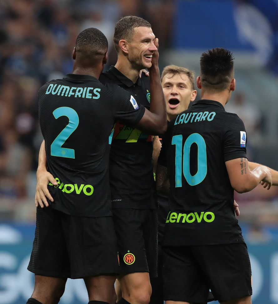 MILAN, ITALY - SEPTEMBER 18: Edin Dzeko of FC Internazionale celebrate with Denzel Dumfries after scores the sixth goal during the Serie A match between FC Internazionale and Bologna FC at Stadio Giuseppe Meazza on September 18, 2021 in Milan, Italy. (Photo by Emilio Andreoli - Inter/Inter via Getty Images) MILAN, ITALY - SEPTEMBER 18: Edin Dzeko of FC Internazionale celebrate with Denzel Dumfries after scores the sixth goal during the Serie A match between FC Internazionale and Bologna FC at Stadio Giuseppe Meazza on September 18, 2021 in Milan, Italy. (Photo by Emilio Andreoli - Inter/Inter via Getty Images)