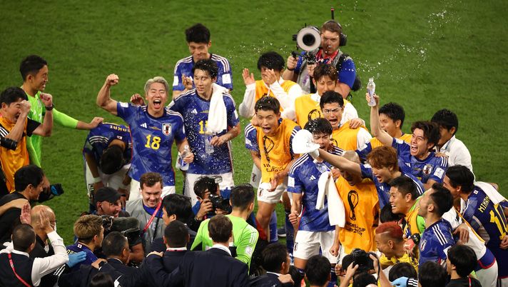 DOHA, QATAR - NOVEMBER 23: Japan players celebrate the 2-1 win during the FIFA World Cup Qatar 2022 Group E match between Germany and Japan at Khalifa International Stadium on November 23, 2022 in Doha, Qatar. (Photo by Robert Cianflone/Getty Images) Clamorosa debacle della Germania: il Giappone la ribalta in 7 minuti - immagine 1
