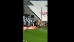 VIDEO Galatasaray, Zaniolo entra e viene espulso dopo 6′: calci e pugni nel tunnel
