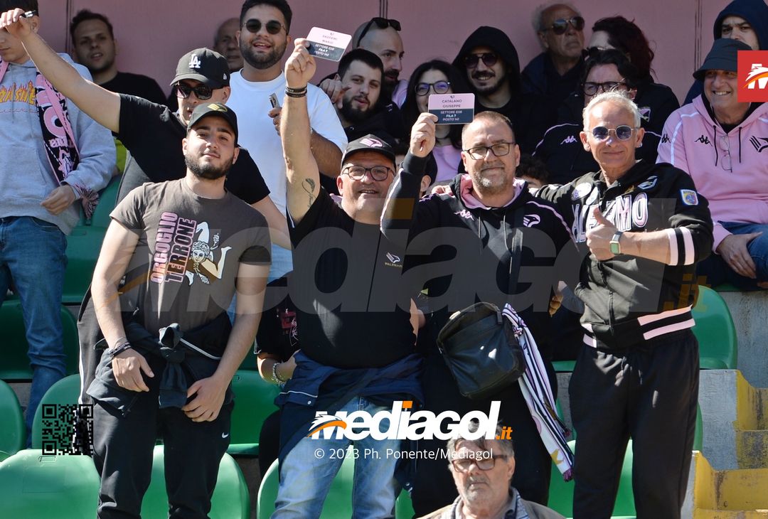 FOTOTIFO Palermo-Benevento 1-1, gli scatti ai tifosi al “Renzo Barbera” (Gallery) - immagine 10