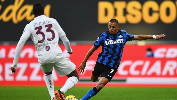 MILAN, ITALY - NOVEMBER 22: Alexis Sanchez of FC Internazionale competes for the ball with Nicolas Nkoulou of Torino FC during the Serie A match between FC Internazionale and Torino FC at Stadio Giuseppe Meazza on November 22, 2020 in Milan, Italy. (Photo by Claudio Villa - Inter/Inter via Getty Images) MILAN, ITALY - NOVEMBER 22: Alexis Sanchez of FC Internazionale competes for the ball with Nicolas Nkoulou of Torino FC during the Serie A match between FC Internazionale and Torino FC at Stadio Giuseppe Meazza on November 22, 2020 in Milan, Italy. (Photo by Claudio Villa - Inter/Inter via Getty Images)