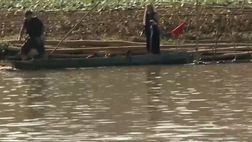 Pechino Express, Caressa che volo! Manca la barca e cade nel fiume