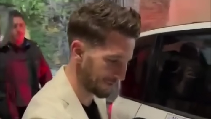 VIDEO Mertens cuore d’oro a Napoli: scende dal taxi per firmare maglie e autografi - immagine 1