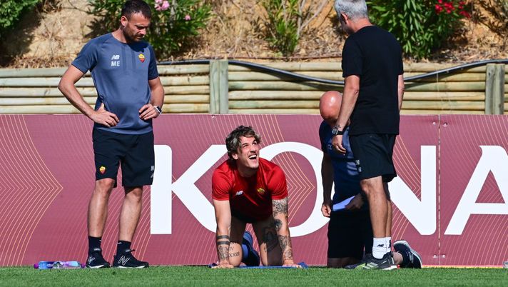 Roma, allenamento senza i nazionali sotto la pioggia: individuale per Zaniolo - immagine 1