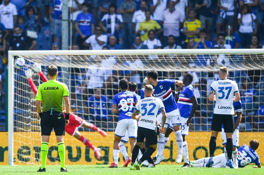 GENOA, ITALY - SEPTEMBER 12: Federico Dimarco of Inter (C) scores a goal on a free kick during the Serie A match between UC Sampdoria and FC Internazionale at Stadio Luigi Ferraris on September 12, 2021 in Genoa, Italy. (Photo by Getty Images) GENOA, ITALY - SEPTEMBER 12: Federico Dimarco of Inter (C) scores a goal on a free kick during the Serie A match between UC Sampdoria and FC Internazionale at Stadio Luigi Ferraris on September 12, 2021 in Genoa, Italy. (Photo by Getty Images)