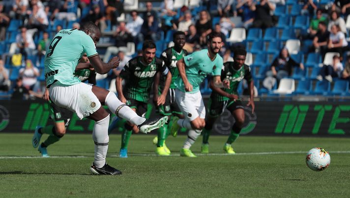 REGGIO NELL'EMILIA, ITALY - OCTOBER 20: Romelu Lukaku of FC Internazionale scores on a penalty kick his second goal during the Serie A match between US Sassuolo and FC Internazionale at Mapei Stadium - Citta del Tricolore on October 20, 2019 in Reggio nell'Emilia, Italy (Photo by Emilio Andreoli/Getty Images) REGGIO NELL'EMILIA, ITALY - OCTOBER 20: Romelu Lukaku of FC Internazionale scores on a penalty kick his second goal during the Serie A match between US Sassuolo and FC Internazionale at Mapei Stadium - Citta del Tricolore on October 20, 2019 in Reggio nell'Emilia, Italy (Photo by Emilio Andreoli/Getty Images)