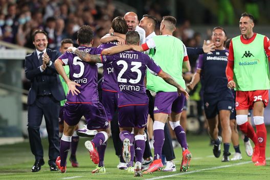 FLORENCE, ITALY - AUGUST 28: Dusan Vlahovic of ACF Fiorentina celebrates after scoring a goal during the Serie A match between ACF Fiorentina and Torino FC at Stadio Artemio Franchi on August 28, 2021 in Florence,Italy . (Photo by Gabriele Maltinti/Getty Images) Toro, Juric nel 2023 punta l’Europa ma la Serie A manda sempre le solite squadre- immagine 3
