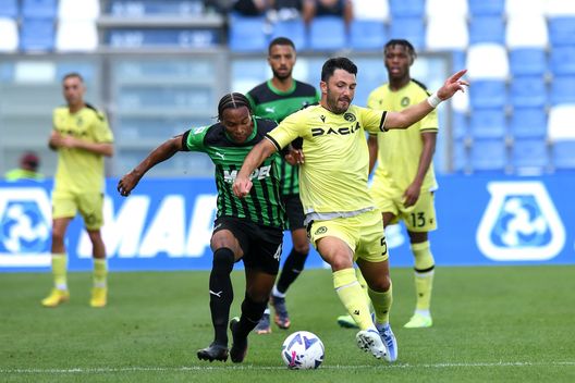 REGGIO NELL'EMILIA, ITALY - SEPTEMBER 11: Armand Lauriente of US Sassuolo battles for possession with Tolgay Arslan of Udinese Calcio during the Serie A match between US Sassuolo and Udinese Calcio at Mapei Stadium - Citta' del Tricolore on September 11, 2022 in Reggio nell'Emilia, Italy. (Photo by Alessandro Sabattini/Getty Images) Sassuolo, l’attacco pare appannato: riecco l’obiettivo estivo Laurienté- immagine 3