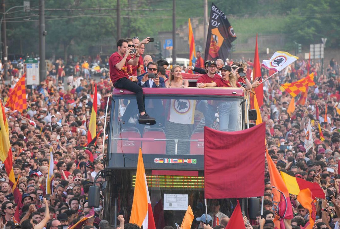 Roma, il popolo giallorosso in festa visto dal pullman della squadra – FOTO GALLERY - immagine 65