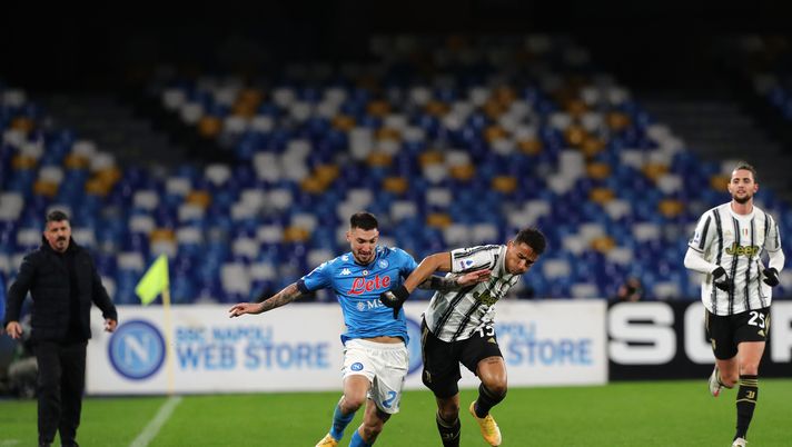 NAPLES, ITALY - FEBRUARY 13: Matteo Politano of Napoli battles for possession with Danilo of Juventus during the Serie A match between SSC Napoli  and Juventus at Stadio Diego Armando Maradona on February 13, 2021 in Naples, Italy. Sporting stadiums around Italy remain under strict restrictions due to the Coronavirus Pandemic as Government social distancing laws prohibit fans inside venues resulting in games being played behind closed doors. (Photo by Francesco Pecoraro/Getty Images) 