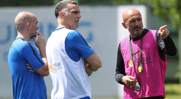 COMO, ITALY - MAY 10: FC Internazionale coach Luciano Spalletti (R) speaks to Esteban Cambiasso (L) and Giuseppe Bergomi (C) of Inter Forever during the FC Internazionale training session at the club's training ground Suning Training Center in memory of Angelo Moratti on May 10, 2018 in Como, Italy. (Photo by Marco Luzzani - Inter/FC Internazionale via Getty Images) italia